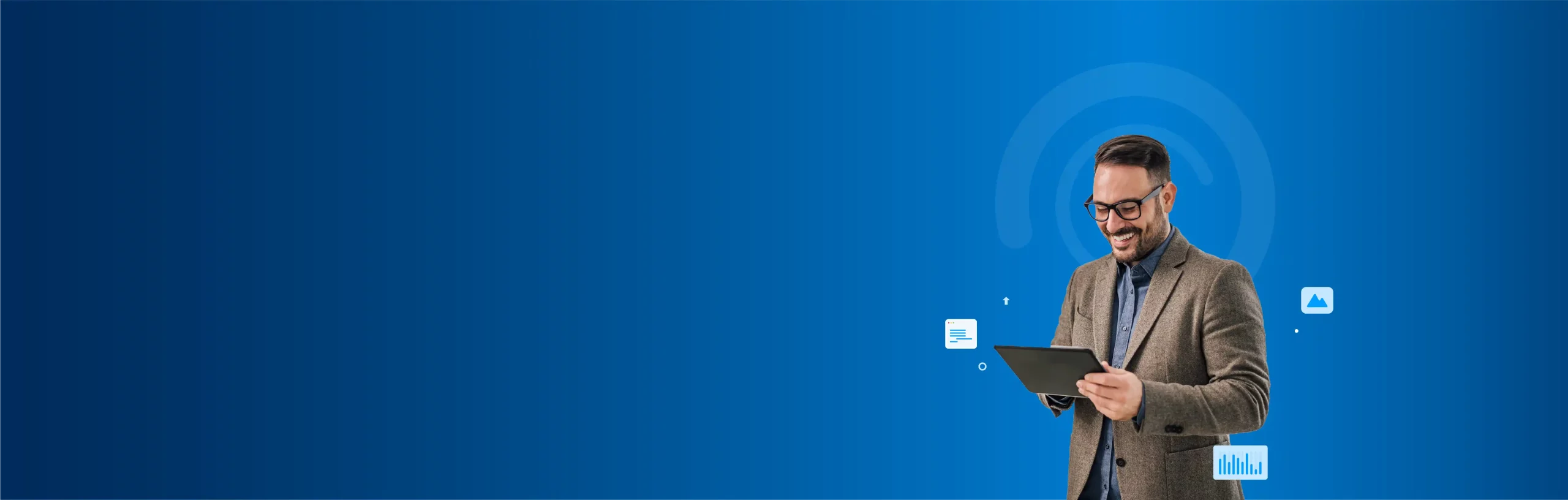 Hombre con tablet sonríe mientras ve los beneficios de las alianzas de Siigo