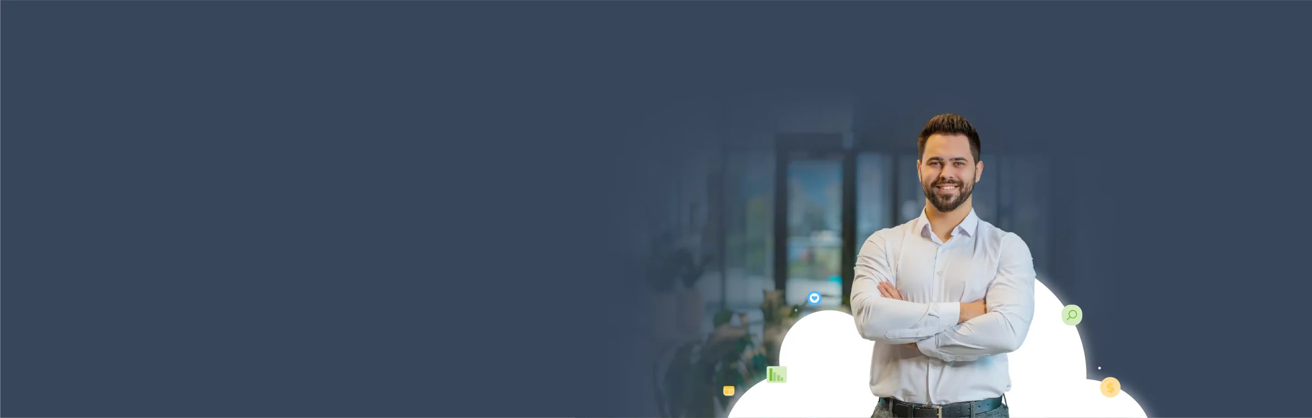 Cliente de siigo sonriendo con los brazos cruzados